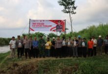 JAGA EKOSISTEM SUNGAI, KAPOLRES TULUNGAGUNG TEBAR 5.000 BENIH IKAN TOMBRO DI SUNGAI NGROWO U3 IMG 20251018 WA0000