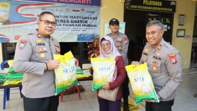 SENYUM SUMRINGAH WARGA , PEROLEH BERAS MURAH DARI POLRES GRESIK DI HARI PANGAN SEDUNIA U3 IMG 20251018 WA0011