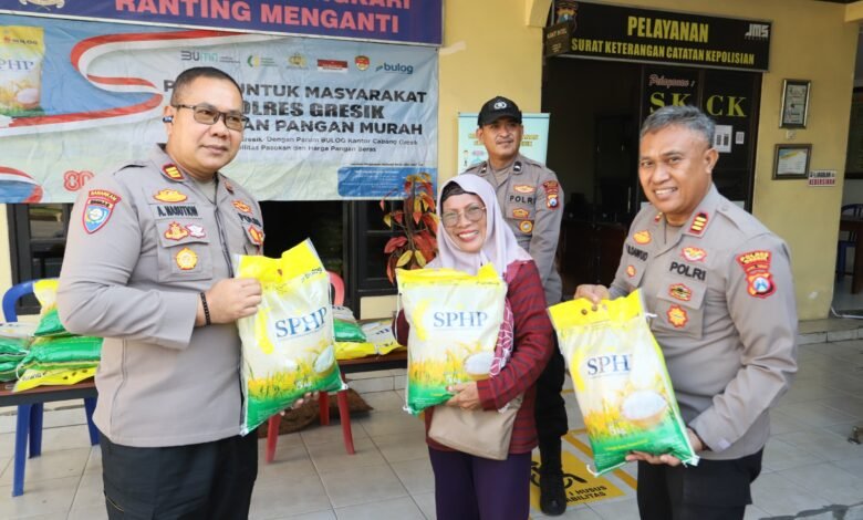 SENYUM SUMRINGAH WARGA , PEROLEH BERAS MURAH DARI POLRES GRESIK DI HARI PANGAN SEDUNIA 7 SENYUM SUMRINGAH WARGA , PEROLEH BERAS MURAH DARI POLRES GRESIK DI HARI PANGAN SEDUNIA U3 IMG 20251018 WA0011