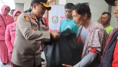 POLRES PROBOLINGGO BANTU WARGA TERDAMPAK ANGIN PUTING BELIUNG U3 IMG 20251021 WA0006