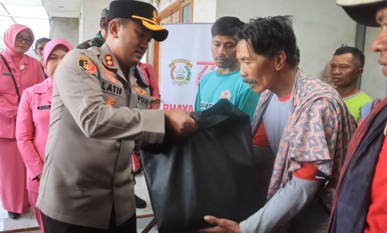 POLRES PROBOLINGGO BANTU WARGA TERDAMPAK ANGIN PUTING BELIUNG U3 IMG 20251021 WA0006