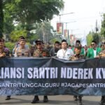 POLRES KEDIRI KOTA AMANKAN LONGMARCH DAMAI SANTRI “NDEREK KYAI” BERJALAN AMAN DAN KONDUSIF U3 IMG 20251021 WA0015