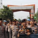 POLRES KEDIRI KOTA AMANKAN LONGMARCH DAMAI SANTRI “NDEREK KYAI” BERJALAN AMAN DAN KONDUSIF U3 IMG 20251021 WA0017