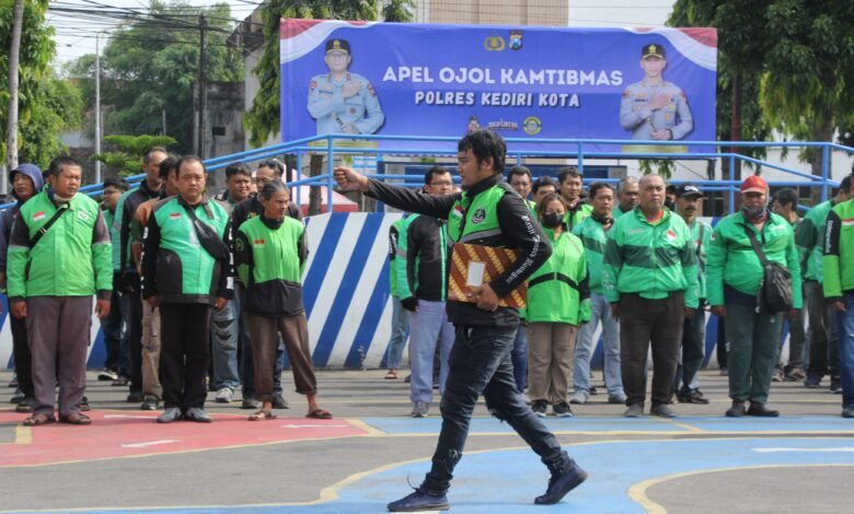 OJOL KAMTIBMAS SIAP JAGA KEDIRI AMAN DENGAN DEKLARASIKAN SINERGI BERSAMA POLRES KEDIRI KOTA U3 IMG 20251024 WA0008