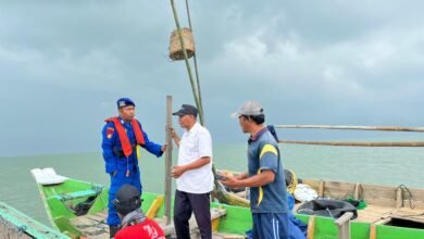 CEGAH KONFLIK ANTAR NELAYAN SATPOLAIRUD POLRES GRESIK BONGKAR DUA RUMPON DI PERAIRAN UTARA U3 IMG 20251028 WA0007