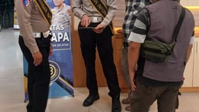 KB SAMSAT SURABAYA SELATAN TUNJUKKAN PELAYANAN HUMANIS LEWAT PROGRAM “POLANTAS MENYAPA” U6 1001356027