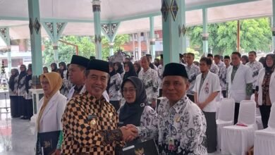 BUPATI MADIUN HARI WURYANTO LANTIK 115 KEPALA SEKOLAH DAN 14 KEPALA PUKESMAS DI PENDOPO MUDA GRAHA MADIUN U6 1001366043