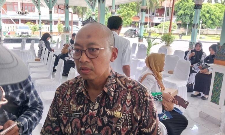 BUKAN FOGGING UNTUK MENCEGAH DBD, INI KATA KEPALA DINAS KESEHATAN KAB. MADIUN 7 BUKAN FOGGING UNTUK MENCEGAH DBD, INI KATA KEPALA DINAS KESEHATAN KAB. MADIUN U6 1001366055