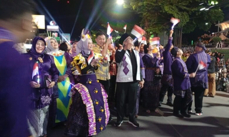 KARNAVAL DI KOTA KEDIRI BERJALAN MERIAH DENGAN BERTEMA &QUOT;GLOW GREEN&QUOT; . 1001417448