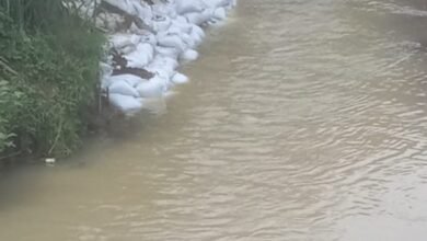 HUJAN DERAS PICU LONGSOR DI AREA JEMBATAN NGOLAKAN, SATU RUMAH WARGA AMBRUK 1001422534