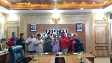 FORUM PEDULI MASYARAKAT NGANJUK (FPMN) NGANJUK MELAKUKAN AKSI UNJUK RASA SOROTI PROGRAM MBG DI DEPAN GEDUNG DPRD. 1001426245