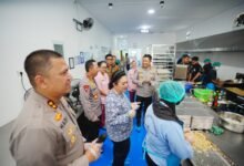 KAPOLRI DAN KETUA KOMISI IV DPR TINJAU SPPG YKB POLRES KARANGANYAR, DUKUNG PENUH PROGRAM MBG IMG 20251107 WA0009