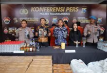 POLRES TULUNGAGUNG UNGKAP JARINGAN PENJUALAN MIRAS COD BERBASIS MEDIA SOSIAL IMG 20251108 WA0022