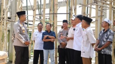 POLRES KEDIRI SALURKAN PULUHAN KARUNG SEMEN DUKUNG PEMBANGUNAN MASJID IMG 20251126 WA0003