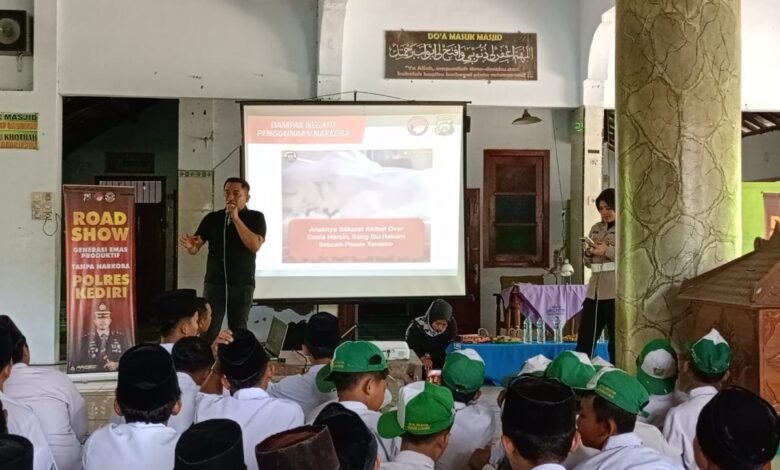 *ROAD SHOW : POLRES KEDIRI BERI EDUKASI BAHAYA NARKOBA KEPADA PARA SANTRI IMG 20251129 WA0003