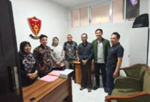 BERKAS PERKARA DINYATAKAN LENGKAP, TERSANGKA DUGAAN PENGHASUTAN ATAS KASUS KERUSUHAN DI AKHIR AGUSTUS LALU DILIMPAHKAN KE KEJARI KOTA KEDIRI U3 IMG 20251101 WA0002