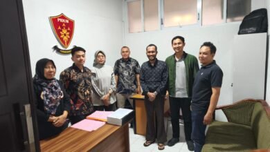 BERKAS PERKARA DINYATAKAN LENGKAP, TERSANGKA DUGAAN PENGHASUTAN ATAS KASUS KERUSUHAN DI AKHIR AGUSTUS LALU DILIMPAHKAN KE KEJARI KOTA KEDIRI U3 IMG 20251101 WA0002