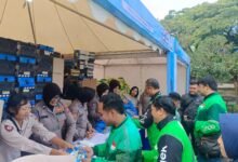 RIBUAN DRIVER OJOL DEKLARASI KAMTIBMAS “JOGO JATIM” DI STADION GAJAYANA POLRESTA MALANG KOTA BERBAGI BERAS DAN HELM GRATIS U3 IMG 20251101 WA0004