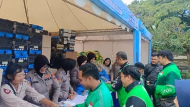 RIBUAN DRIVER OJOL DEKLARASI KAMTIBMAS “JOGO JATIM” DI STADION GAJAYANA POLRESTA MALANG KOTA BERBAGI BERAS DAN HELM GRATIS U3 IMG 20251101 WA0004