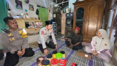 KAPOLRES SITUBONDO BERI SANTUNAN UNTUK KELUARGA KORBAN AMBRUKNYA ATAP ASRAMA PONPES DI BESUKI U3 IMG 20251101 WA0005