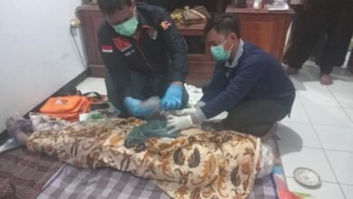 PENEMUAN MAYAT DI PARIT GEGERKAN WARGA DESA SEWULAN DAGANGAN U6 1001377216