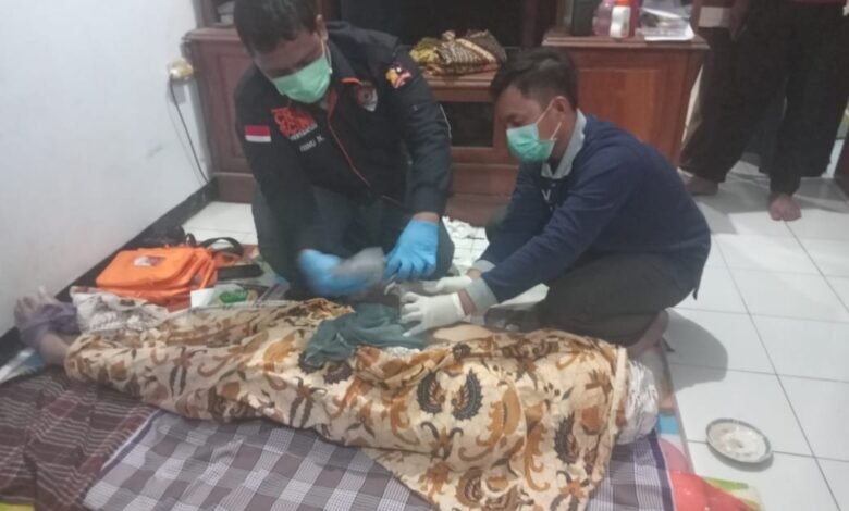 PENEMUAN MAYAT DI PARIT GEGERKAN WARGA DESA SEWULAN DAGANGAN U6 1001377216