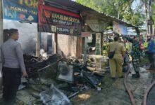 SI JAGO MERAH HANGUSKAN 2 KIOS DI KAB. NGAWI, KERUGIAN MENCAPAI 200 JUTA U6 1001377635