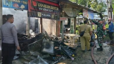 SI JAGO MERAH HANGUSKAN 2 KIOS DI KAB. NGAWI, KERUGIAN MENCAPAI 200 JUTA U6 1001377635