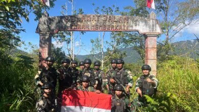 TANAMKAN PERSATUAN DAN CINTA TANAH AIR, SATGAS KEWILAYAHAN YONIF 410/ALUGORO GELAR PEMASANGAN BENDERA MERAH PUTIH SERENTAK DI WILAYAH PENUGASAN 1001464409