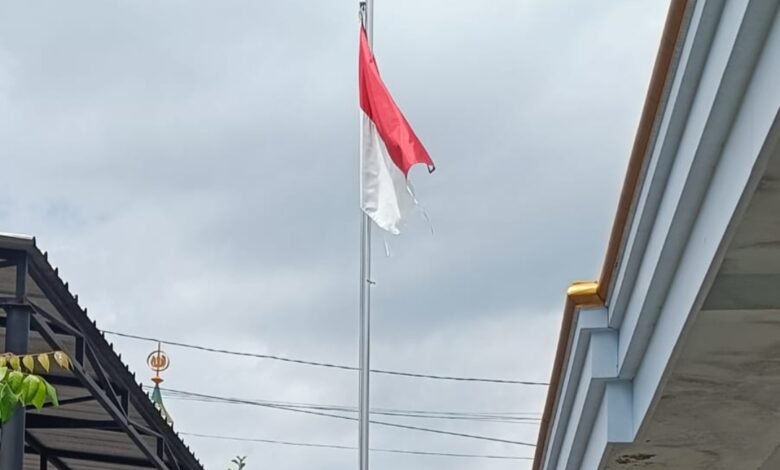 BENDERA SOBEK BERKIBAR DI BALAI DESA SAAT SELEKSI PERANGKAT DESA, CERMINAN KELALAIAN NEGARA DI TINGKAT AKAR RUMPUT 1001526096