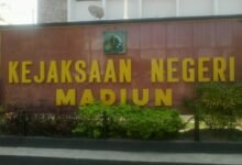 OKNUM JAKSA DI MADIUN DI AMANKAN KEJAKSAAN TINGGI JATIM DI DUGA PERAS KEPALA DESA. 1001553628