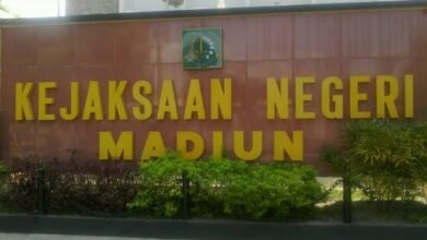 OKNUM JAKSA DI MADIUN DI AMANKAN KEJAKSAAN TINGGI JATIM DI DUGA PERAS KEPALA DESA. 1001553628