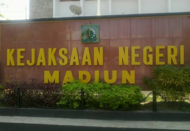 OKNUM JAKSA DI MADIUN DI AMANKAN KEJAKSAAN TINGGI JATIM DI DUGA PERAS KEPALA DESA. 1001553628