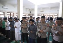 PEDULI SESAMA, POLRES KEDIRI KOTA AJAK MASYARAKAT GELAR SHOLAT GHOIB DAN DOA BERSAMA IMG 20251205 WA0049