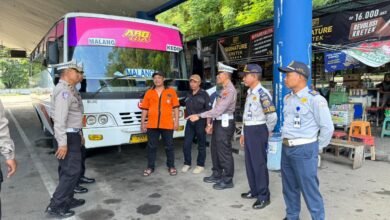 SATLANTAS POLRES KEDIRI KOTA INSPEKSI BUS JELANG NATARU, PASTIKAN ARMADA LAIK JALAN IMG 20251206 WA0018