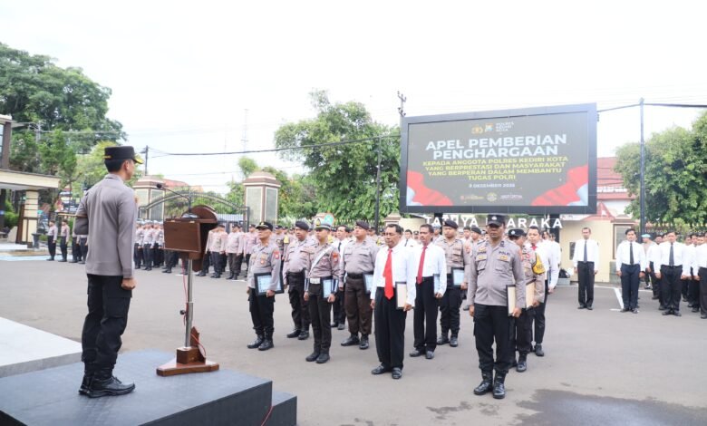 KAPOLRES KEDIRI KOTA BERIKAN PENGHARGAAN KEPADA 53 PERSONEL BERPRESTASI IMG 20251209 WA0013