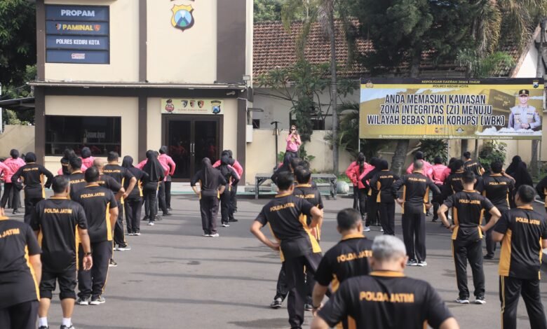 OLAHRAGA BERSAMA DI POLRES KEDIRI KOTA: MENGUATKAN KEBERSAMAAN, MENDEKATKAN PIMPINAN DAN ANGGOTA IMG 20251212 WA0025