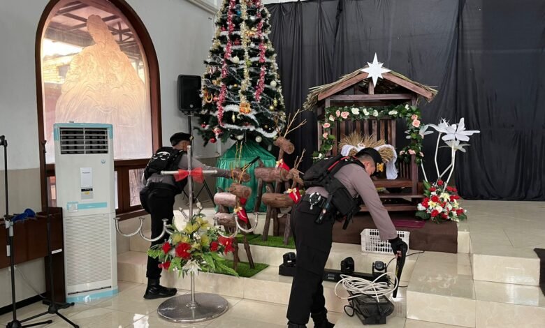 POLRES KEDIRI KOTA STERILKAN GEREJA JELANG MISA NATAL, PASTIKAN IBADAH BERJALAN AMAN DAN KHIDMAT IMG 20251223 WA0010