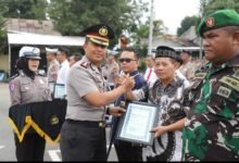 POLRES KEDIRI BERIKAN PULUHAN PENGHARGAAN, APRESIASI DEDIKASI PERSONEL DAN MASYARAKAT 1001753402