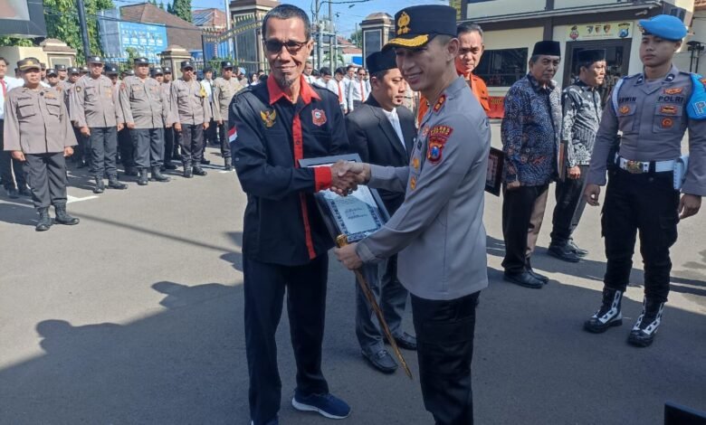 LSM GERAK INDONESIA TERIMA PENGHARGAAN DARI KAPOLRES KEDIRI KOTA 1001781416