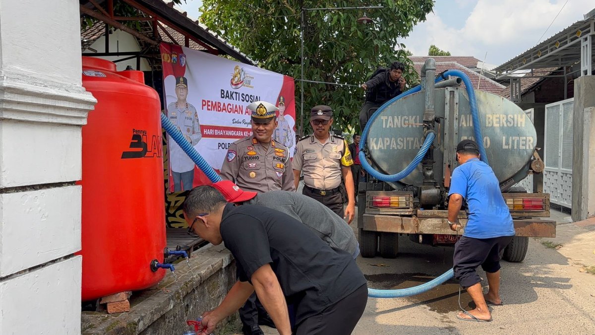 Mengalirkan Kepedulian di Hari Bhayangkara ke-80, Polres Kediri Kota Salurkan Air Bersih untuk Warga Campurejo