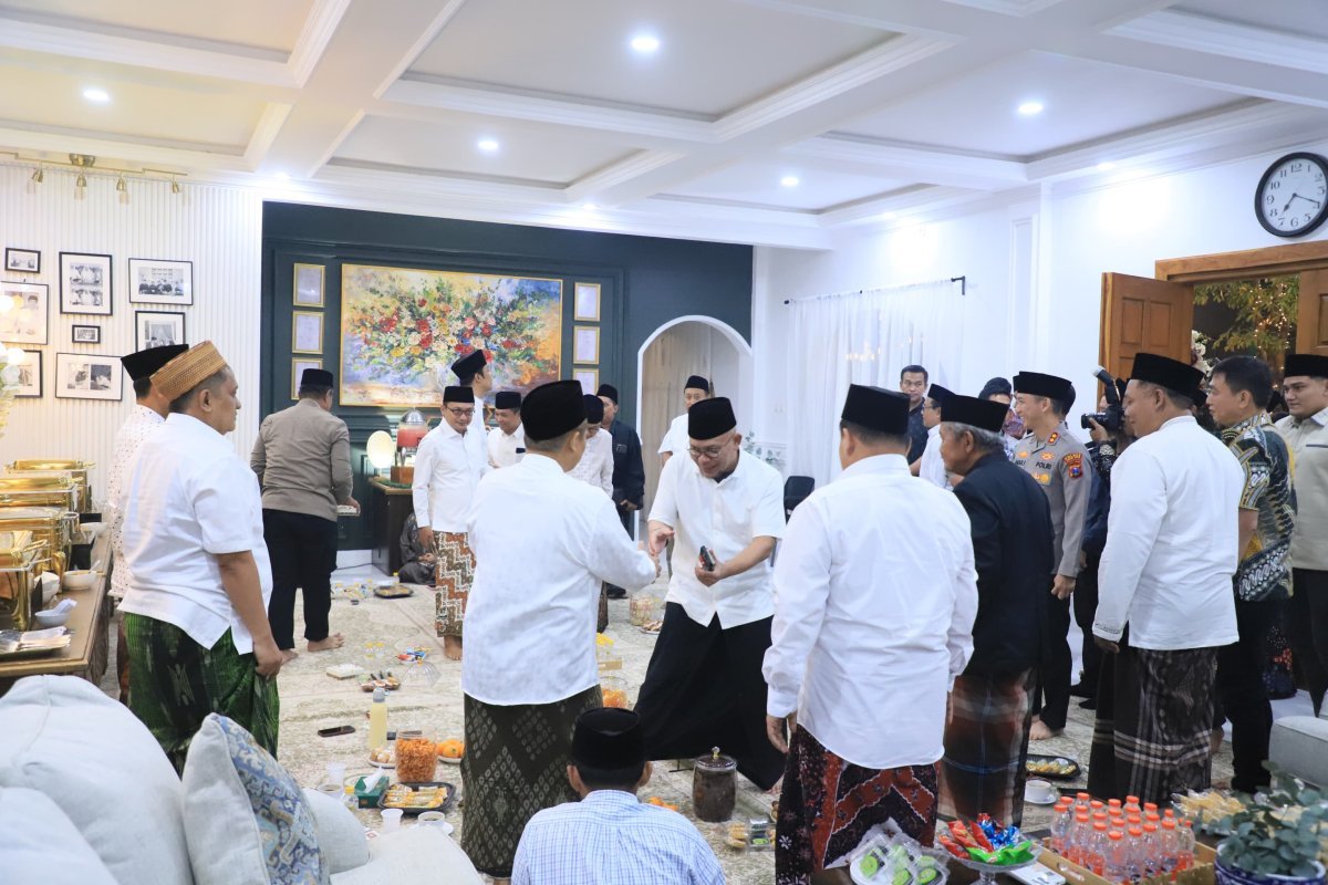 Kapolres Kediri Kota Hadiri Haul Akbar 2026 Ponpes Al Falah Ploso, Ribuan Jamaah Padati Pendopo Pesantren