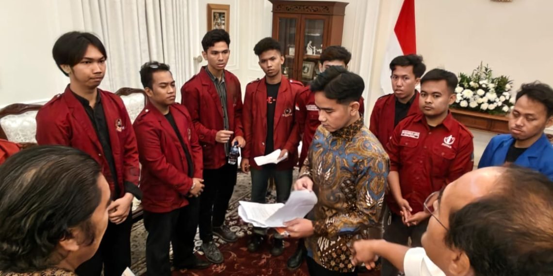 Usai Dialog, Wapres dan Perwakilan Mahasiswa Salat Magrib Berjamaah di Masjid Baiturrahman Setwapres