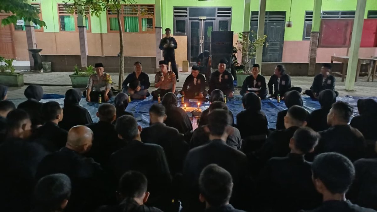 Tirakatan malam satu suro , melestarikan ajaran sakral SH TERATE ,Kapolsek semen  hadir bersama jajarannya.  ‎
