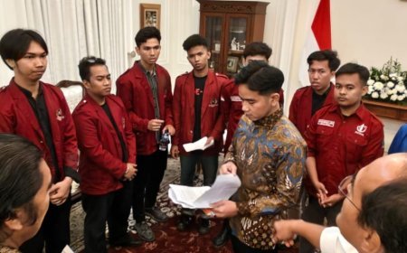 Usai Dialog, Wapres dan Perwakilan Mahasiswa Salat Magrib Berjamaah di Masjid Baiturrahman Setwapres