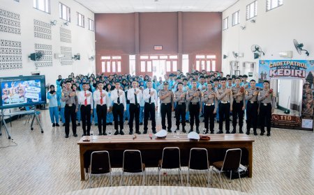 Bangun Kedekatan dengan Pelajar, Taruna Akpol Sosialisasikan Call Center 110 di Kota Kediri
