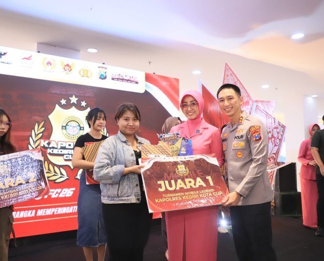 Kapolres Kediri Kota Tutup Pameran dan Bazar UMKM serta Turnamen E-Sport Piala Kapolres dalam Rangka HKGB ke-74 dan Hari Bhayangkara ke-80