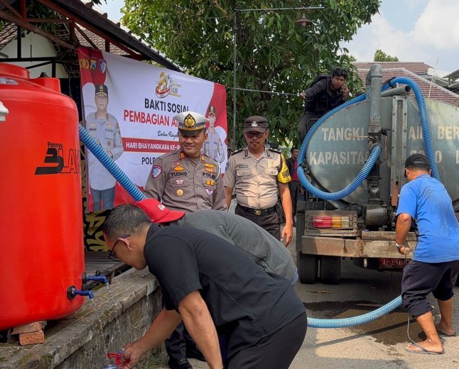 Mengalirkan Kepedulian di Hari Bhayangkara ke-80, Polres Kediri Kota Salurkan Air Bersih untuk Warga Campurejo