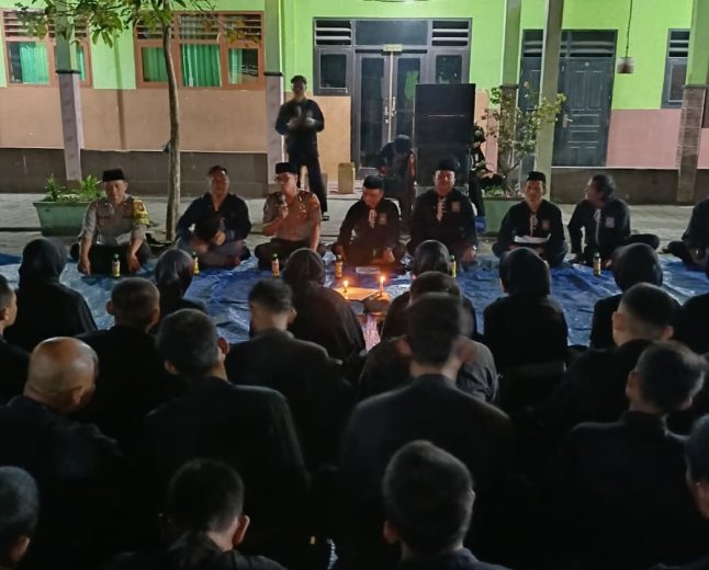 Tirakatan malam satu suro , melestarikan ajaran sakral SH TERATE ,Kapolsek semen  hadir bersama jajarannya.  ‎