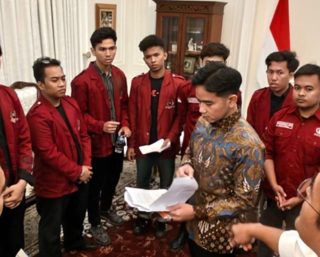 Usai Dialog, Wapres dan Perwakilan Mahasiswa Salat Magrib Berjamaah di Masjid Baiturrahman Setwapres